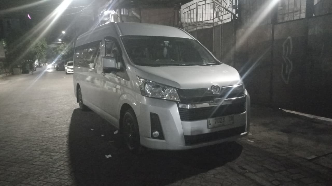 Sewa Toyota Hiace Commuter Surabaya dengan driver dari Rachel Rehanna Rent Car