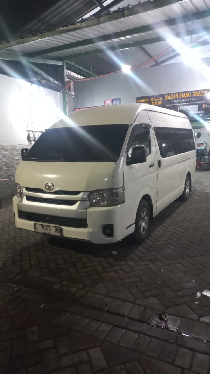 Rental Toyota Hiace Commuter Rachel Rehanna Rent Car untuk sewa mobil di Surabaya