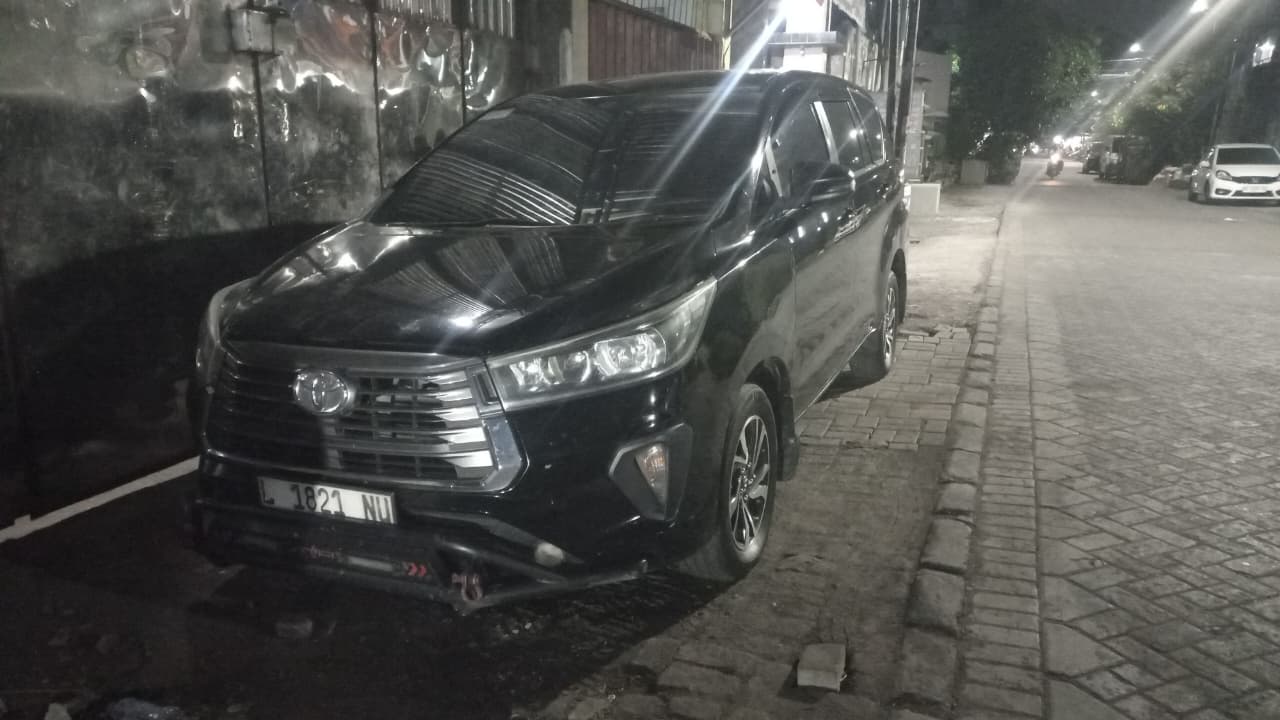 Sewa Toyota Kijang Innova Reborn Surabaya dengan driver dari Rachel Rehanna Rent Car